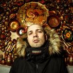 artist image Pra(Killa'Gramm) Наружу (Есть на плечах голова   Есть та самая мечта,   Есть тот огонь в глазах,  Есть та искра внутри,  Есть та одна мадам, ради которой я жив,Может когда-нибудь я заживу нормально   И отвезу тебя к горячему песку и пальмам.  Это моя карма вложить всю душ Весъ