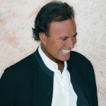 artist image Julio Iglesias Abrázame El Amor